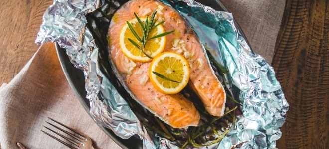 Красная рыба в духовке — вкусные рецепты из семги в фольге, кеты, целой форели и лосося в сливочном соусе